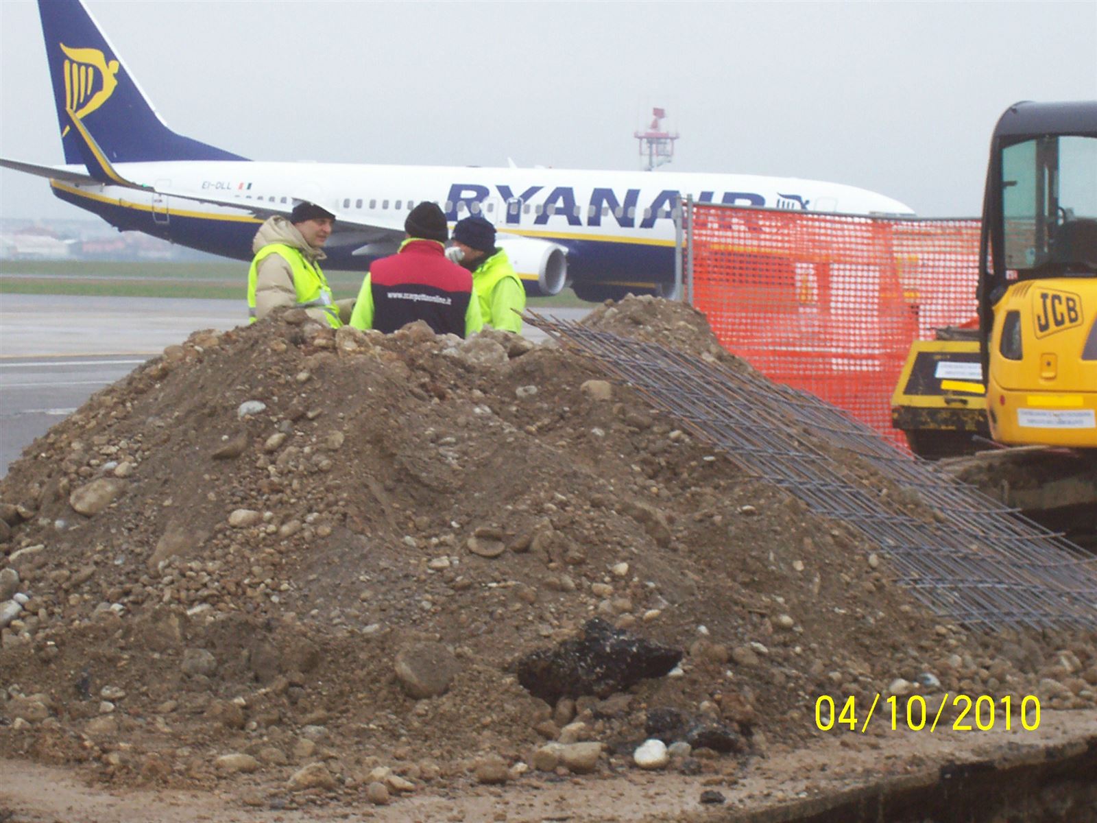 Scavo in area aeroportuale accanto a un aereo