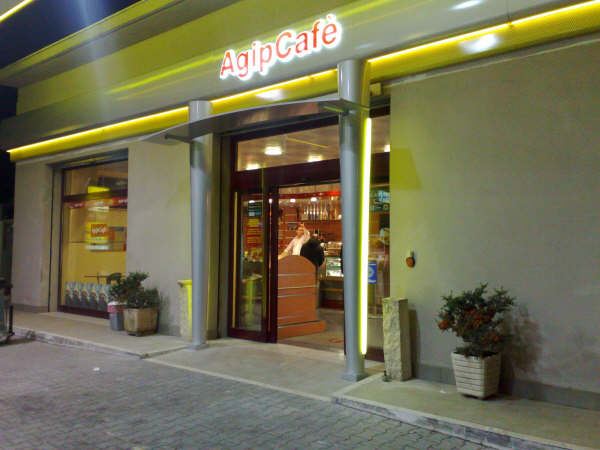 Ingresso di un punto vendita Agip Café