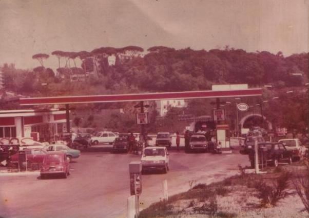 Stazione di servizio sulla tangenziale di Napoli a Capodichino nel 1972