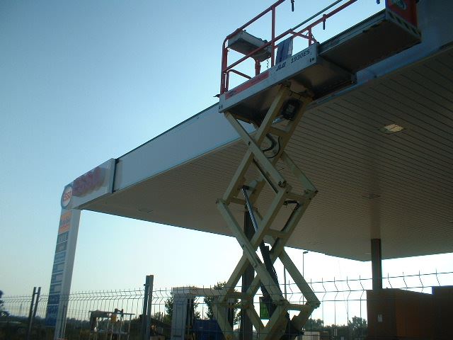 Pensilina Esso con piattaforma a forbice