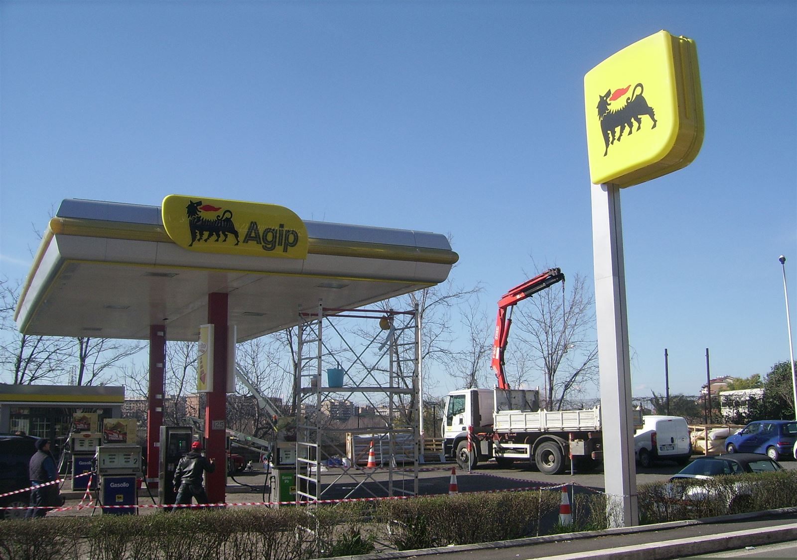 Pensilina Agip in costruzione con autogru