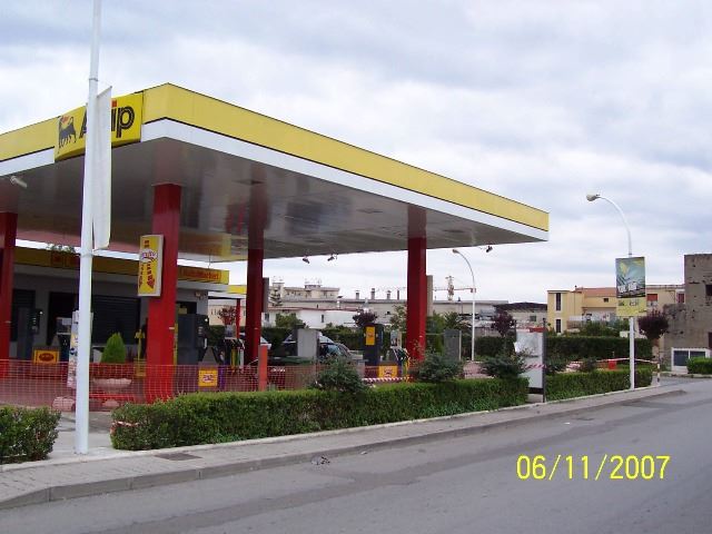 Stazione Agip con piazzale fai da te
