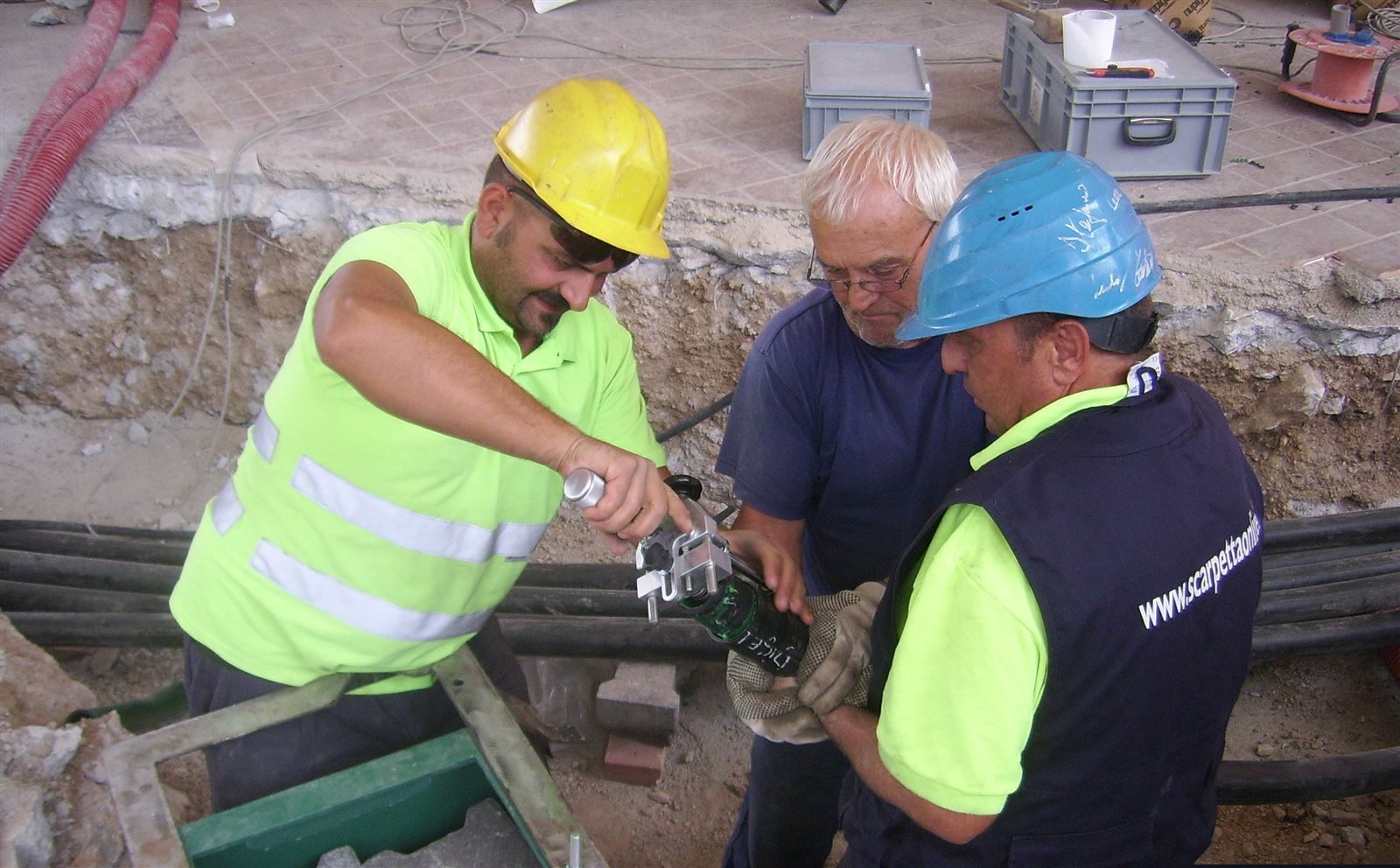 Tecnici al lavoro sulle tubazioni in uno scavo