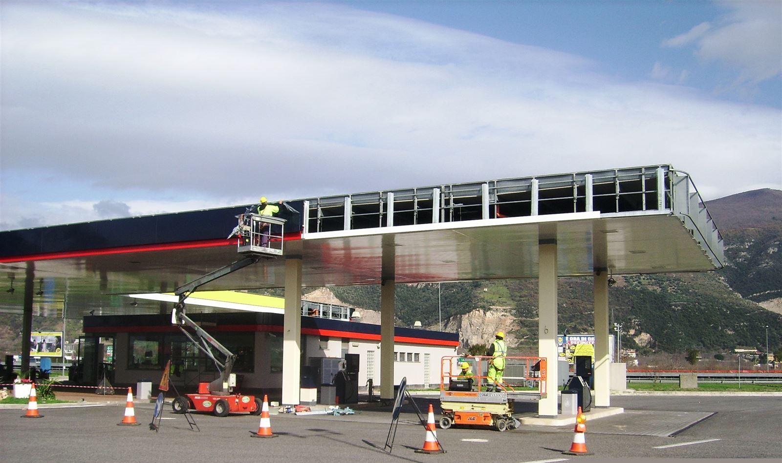 Pensilina in costruzione con piattaforma aerea