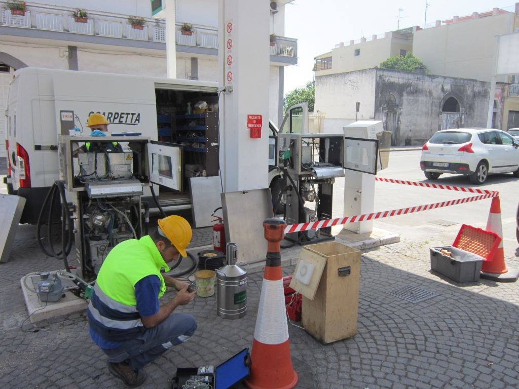 Tecnico Scarpetta al lavoro su un erogatore