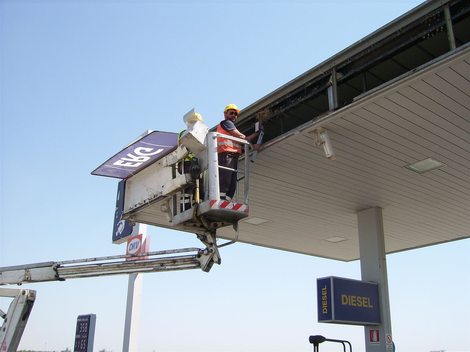 Montaggio insegne su piattaforma aerea