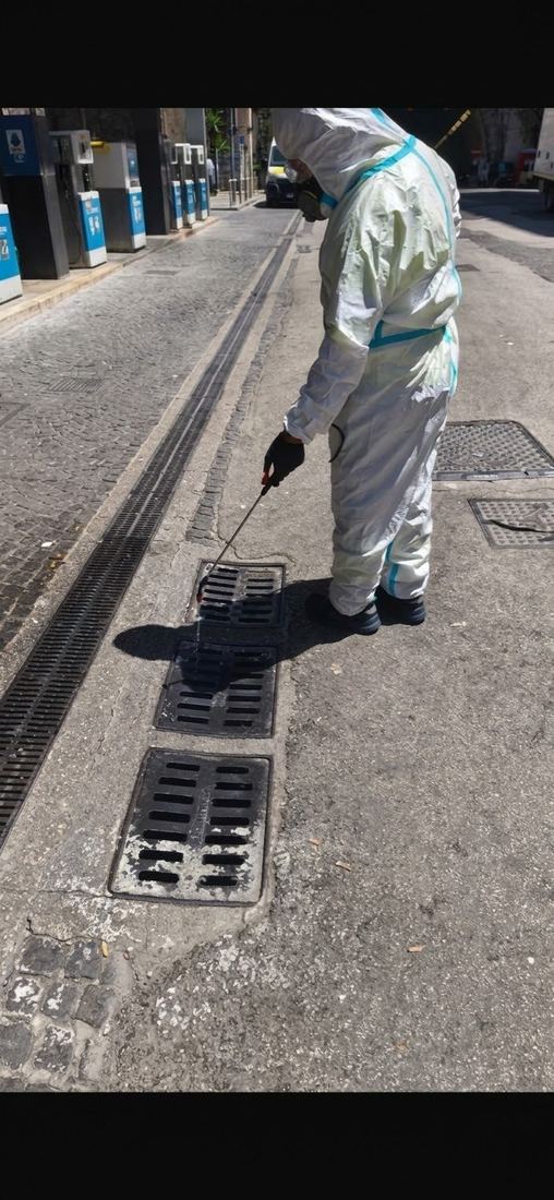 Tecnico in tuta controlla la canaletta del piazzale