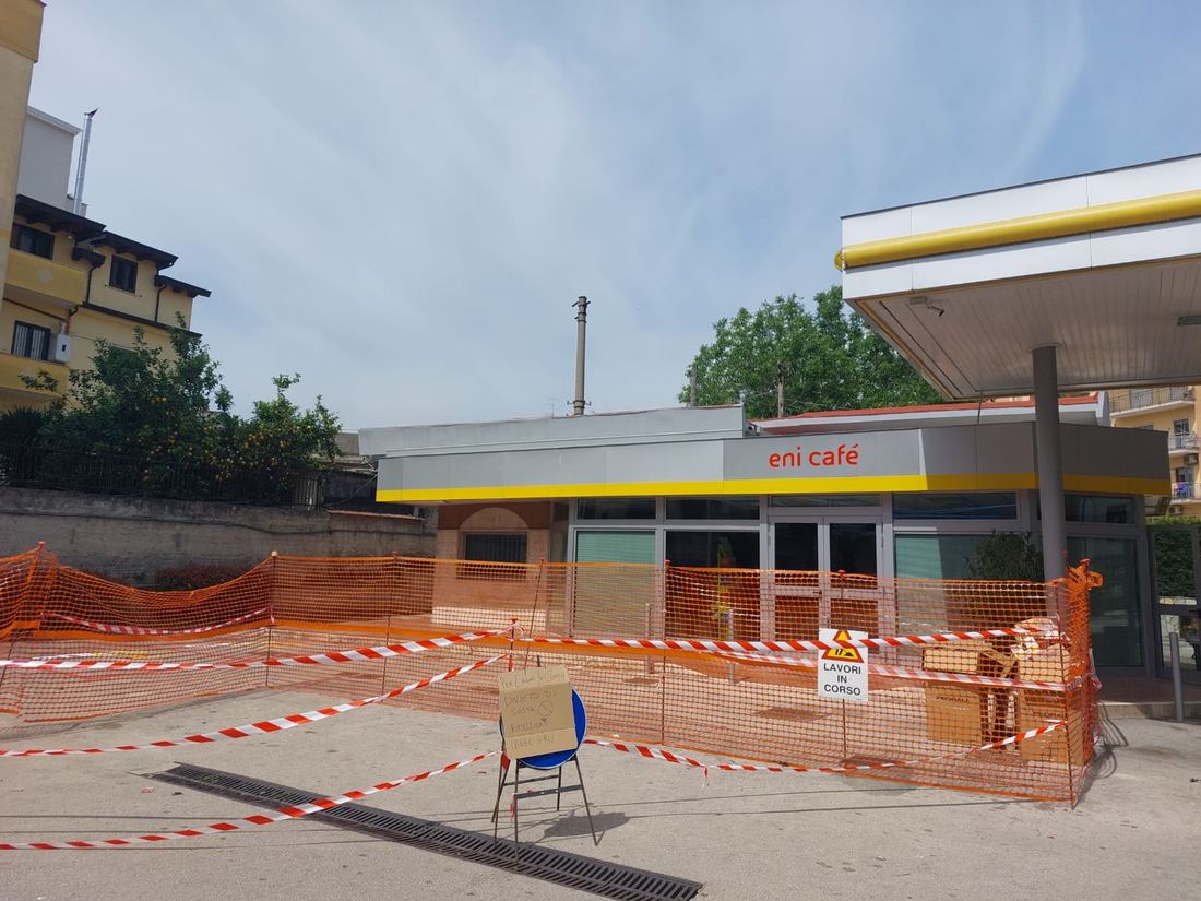Cantiere recintato davanti al bar di una stazione Eni