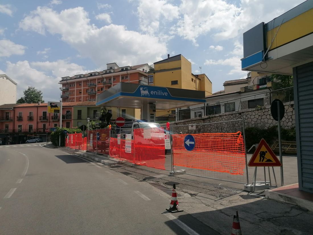 Cantiere di stazione in città con segnaletica