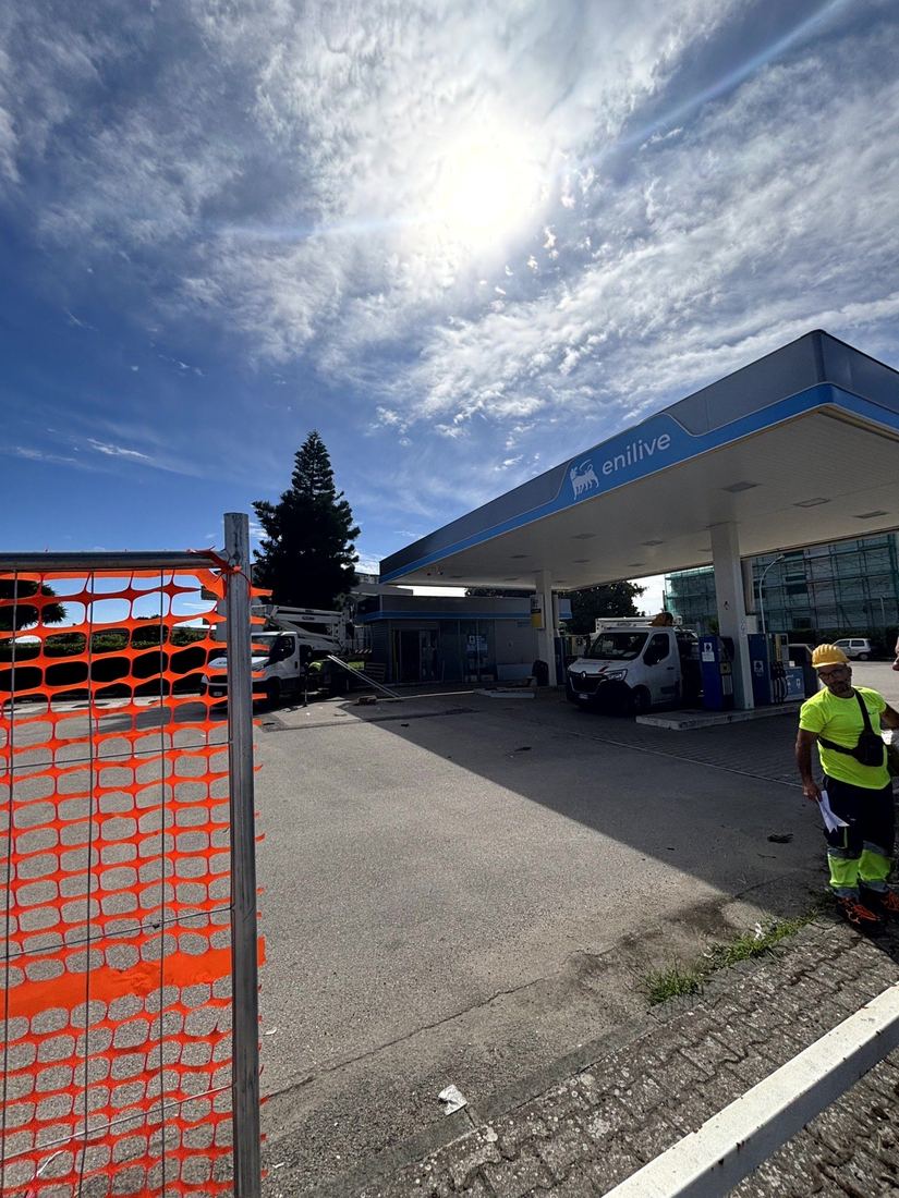 Cantiere recintato in una stazione di servizio
