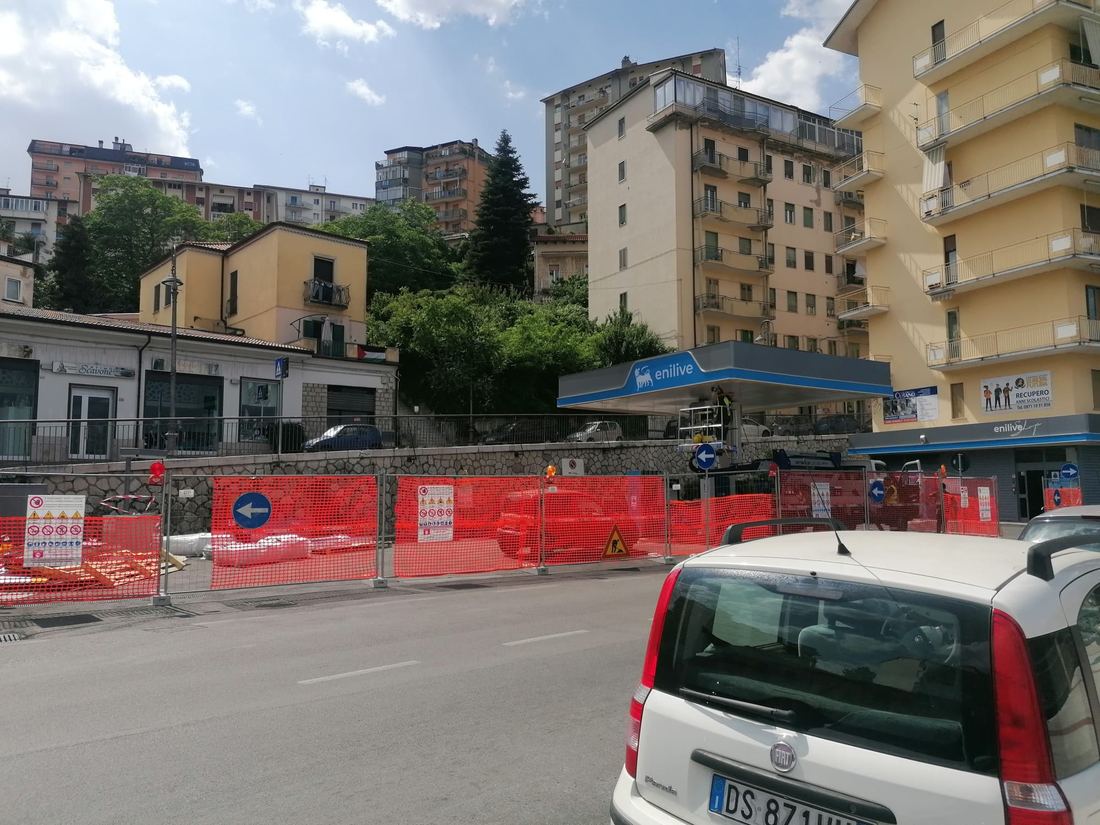 Stazione in città con cantiere recintato