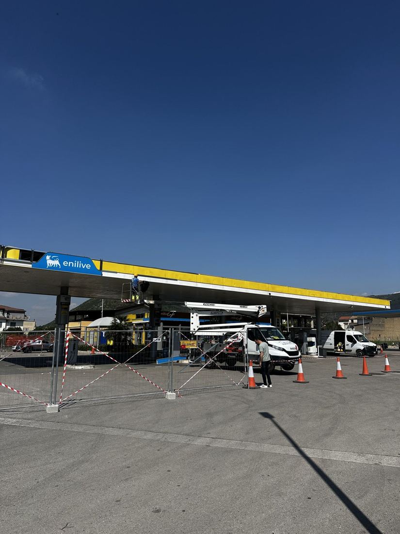 Cantiere sotto pensilina Eni con recinzioni