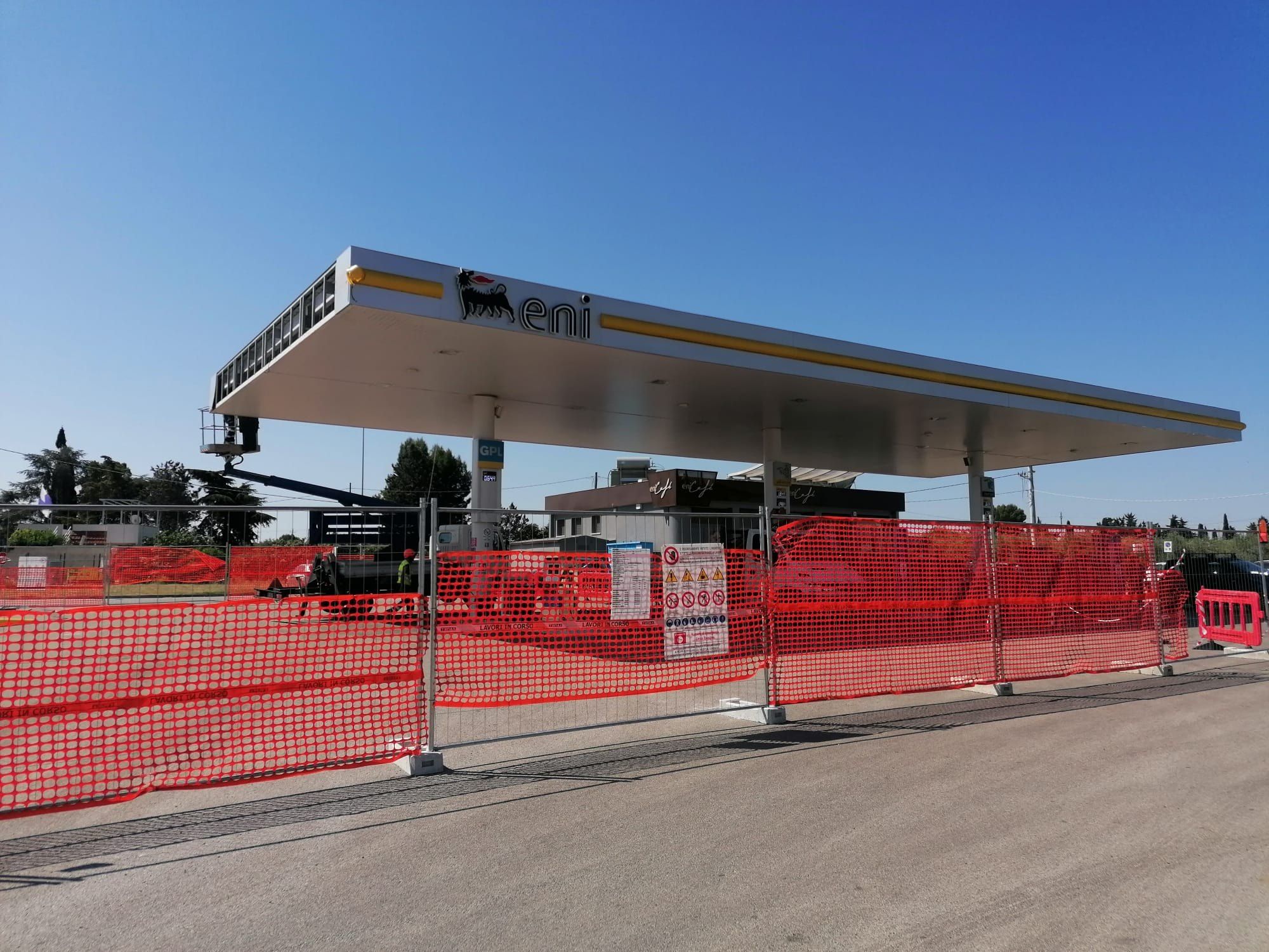 Cantiere recintato sotto la pensilina Eni