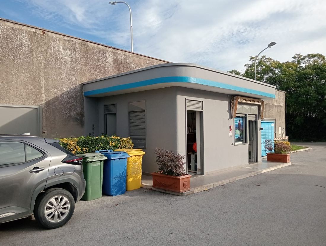 Chiosco del gestore con raccolta differenziata