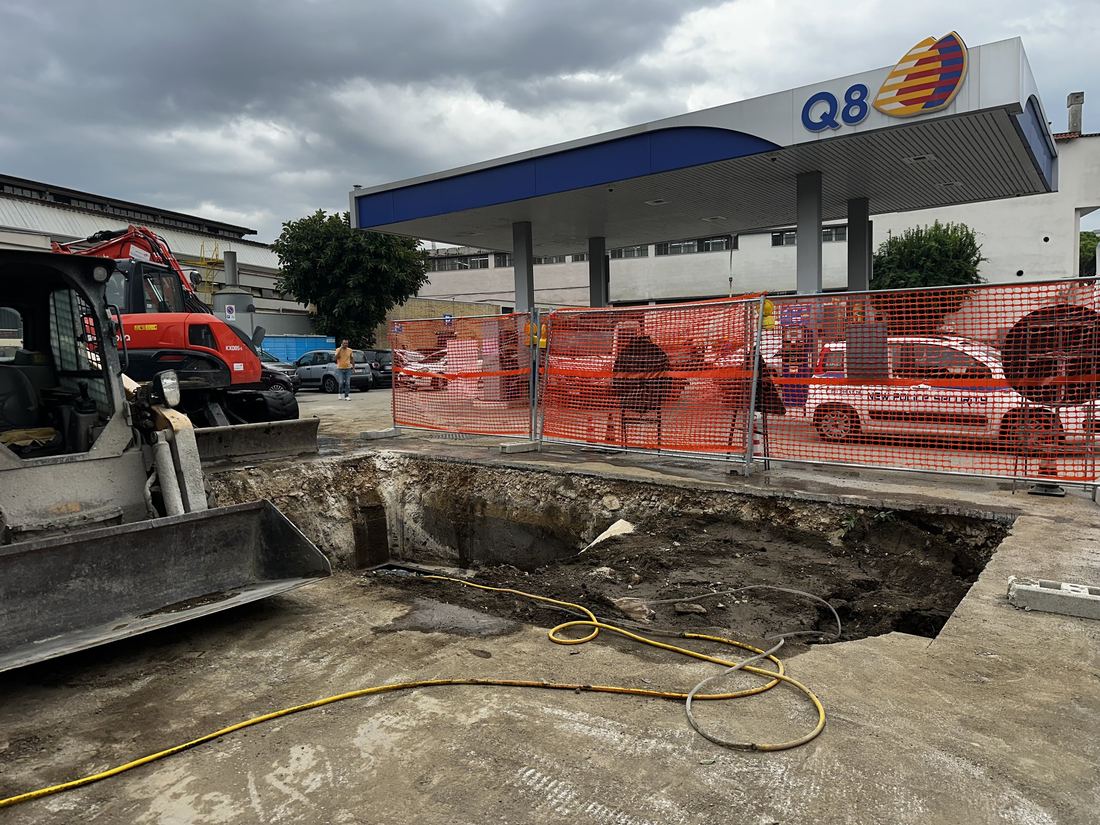 Escavatore nello scavo dei serbatoi di una stazione Q8