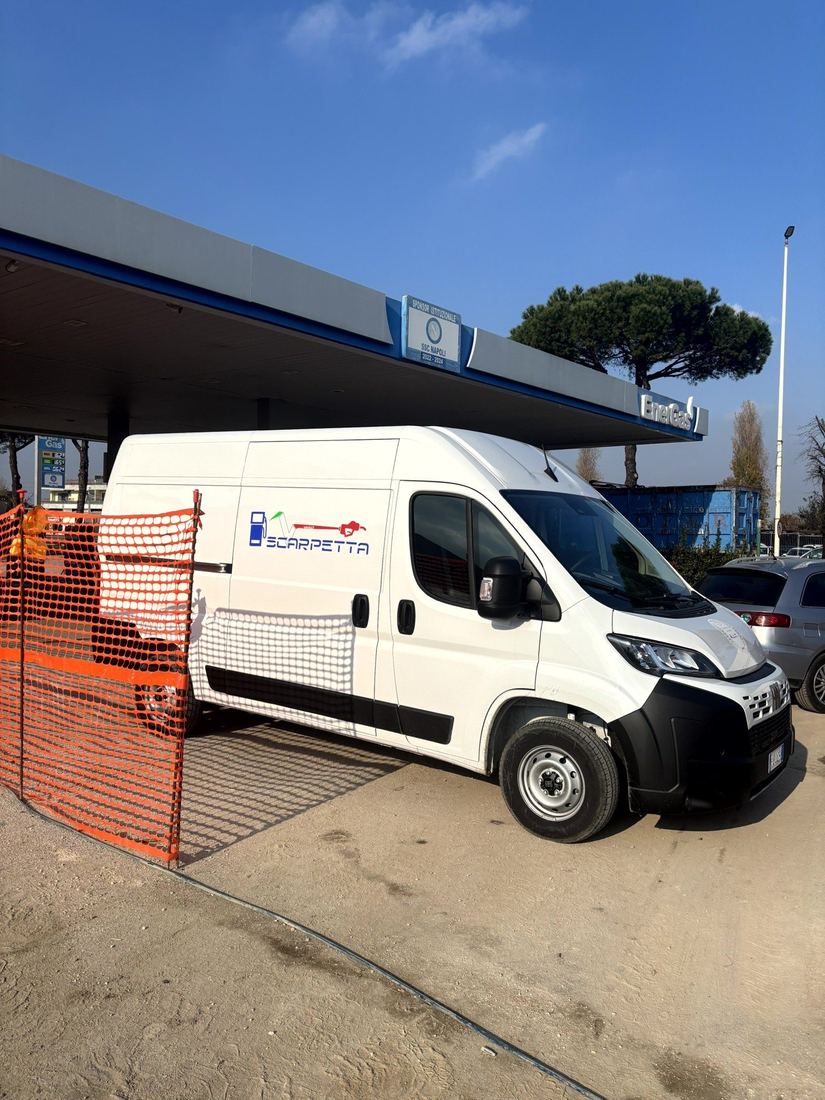 Furgone Scarpetta accanto all'area di cantiere