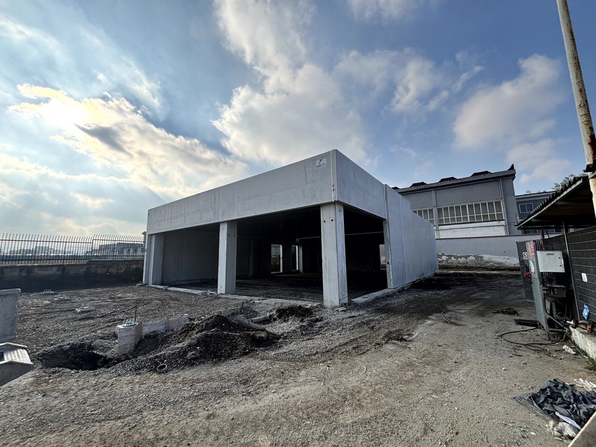 Nuovo chiosco di stazione di servizio in costruzione