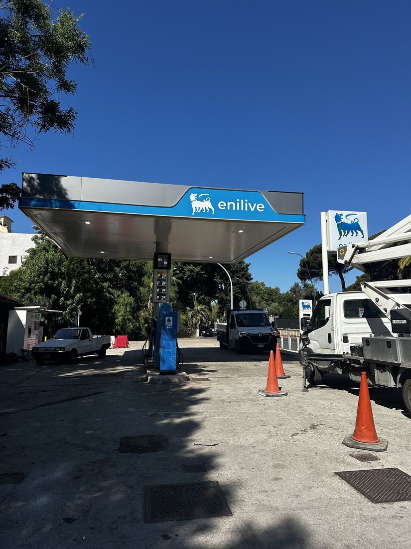 Pensilina Enilive con area di cantiere e coni