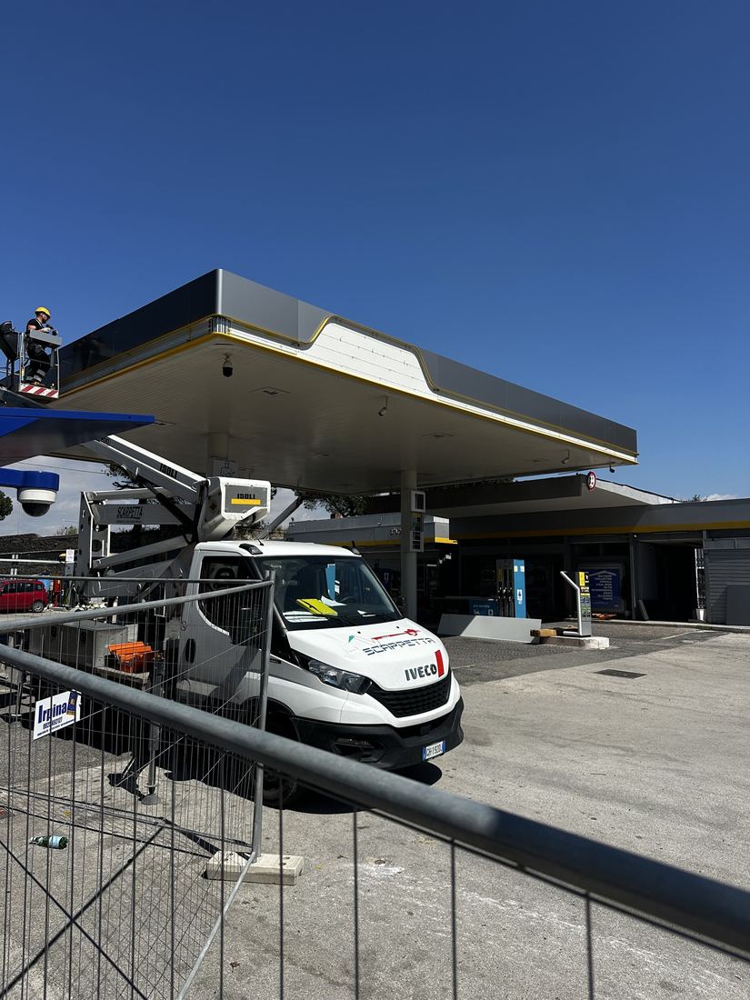 Montaggio della pensilina con autocarro e piattaforma