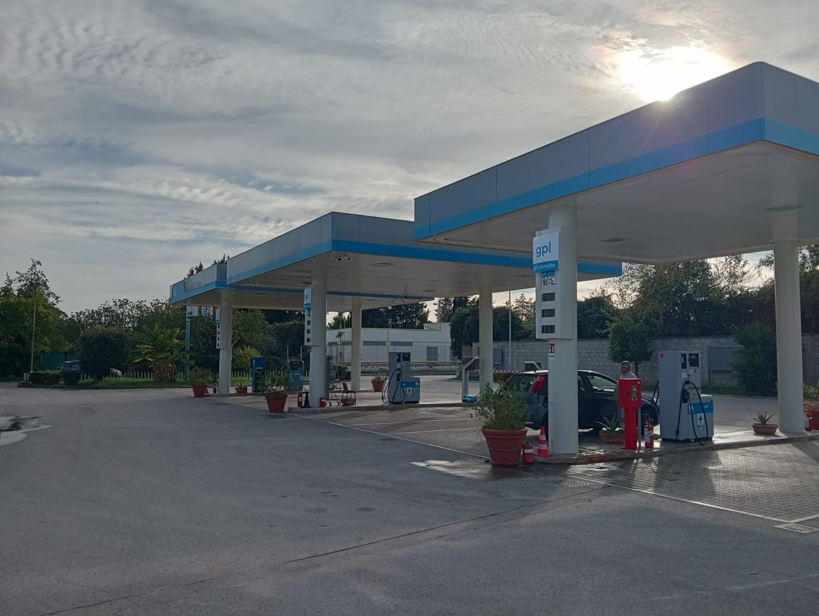 Stazione di servizio con due pensiline e piazzale, impianto di carburante in Campania
