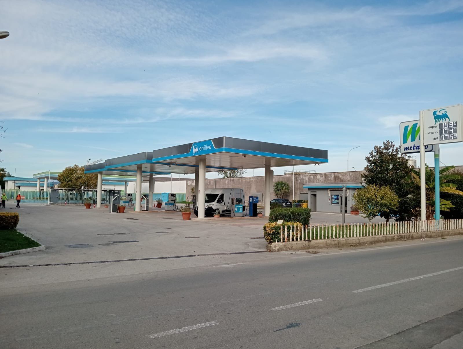 Panoramica di stazione Enilive con chiosco