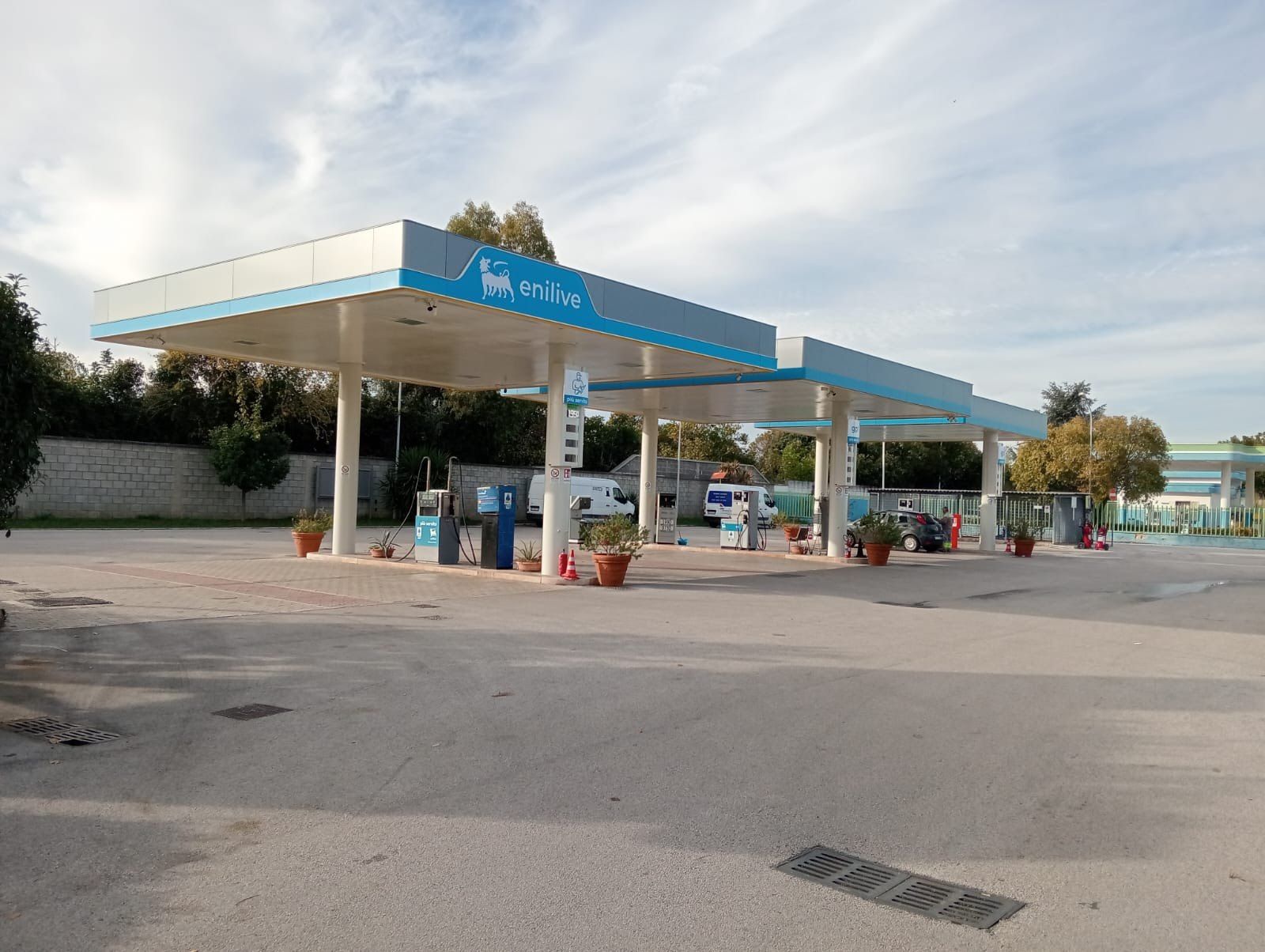 Stazione di servizio Enilive con pensilina e piazzale realizzati da Scarpetta