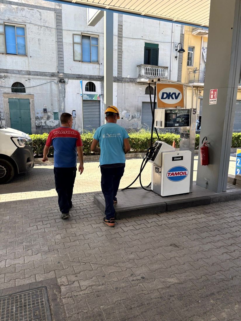 Due tecnici Scarpetta sul piazzale di una stazione