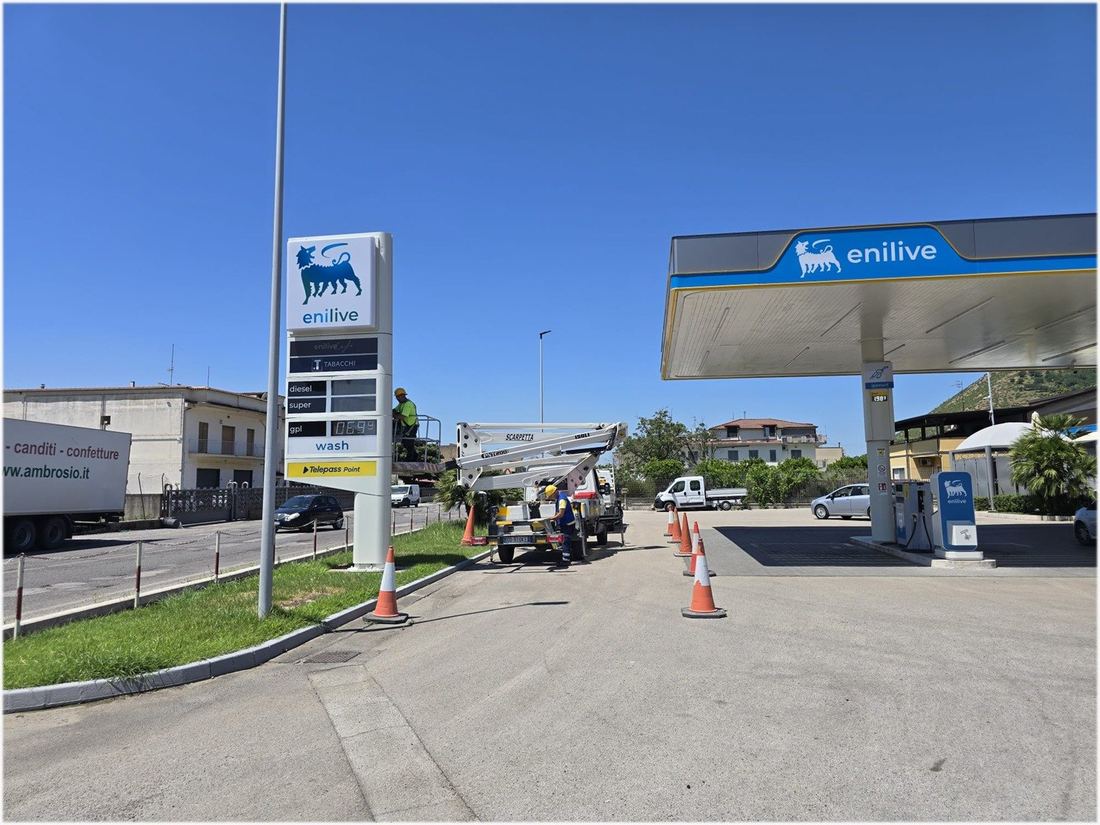 Totem prezzi e pensilina Enilive con piattaforma aerea